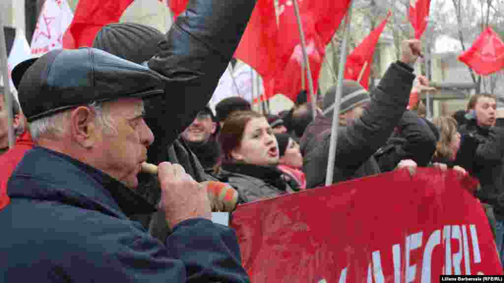 Cu strigătul de luptă &quot;Rușine lui Timofti&quot;, &icirc;nainte fără marș!