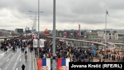 Студенти и граѓани во блокада на клучна сообраќајница во Белград.