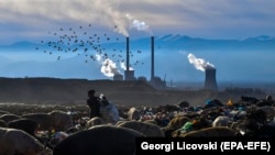 Električna energija u Severnoj Makedoniji uglavnom se proizvodi iz uglja i prirodnog gasa, a ove godine i iz mazuta (na fotografiji divlja deponija nedaleko od REK Bitola)