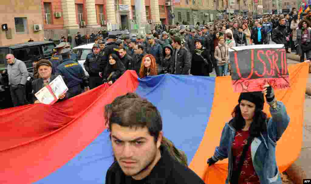 Armenians protest against the visit of Russian President Vladimir Putin in Yerevan. Armenia&#39;s recent decision to join a Russian-led customs union has angered many in the Caucasus country. (AFP/Karen Minasyan)&nbsp;