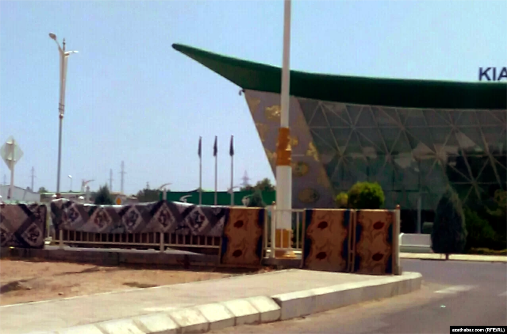 Aşgabat. Oguzkent köçesinde güne serlen halylar.