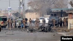 د پاکستان پوځ سرتېري په کوټه کې تر برید وروسته د پېښې په ځای کې ولاړ دي - د جنورۍ ۳۱مې انځور. 