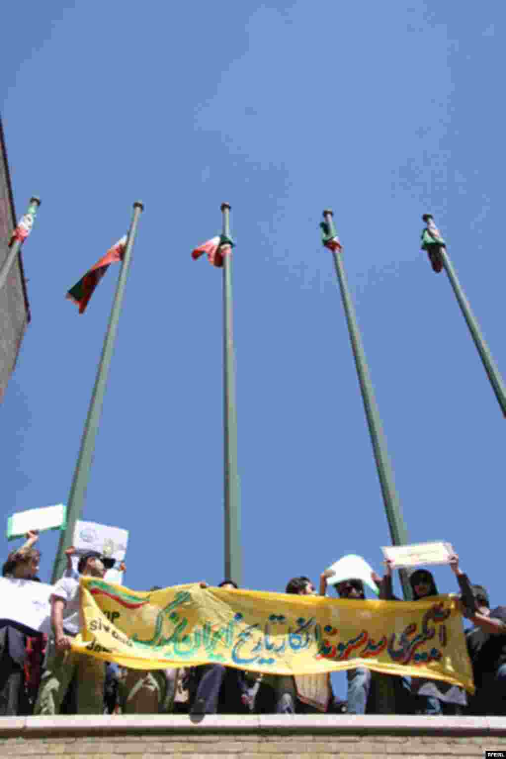 Iran - Iranian students oppose Sivand Dam inundation, Tehran, 21Apr2007