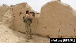 Owgan esgeri "Talyban" söweşijilerine garşy göreşmek üçin Gunduz welaýatyndaky pozisiýasyna bardy. 19-njy iýul, 2016 ý.