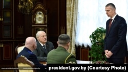 Кіраўнікі Генэральнай пракуратуры Дзьмітры Гара (сядзіць у сінім) і Сьледчага камітэта Канстанцін Бычак (у зялёным) падчас свайго прызначэньня на сустрэчы з Лукашэнкам і Крутым