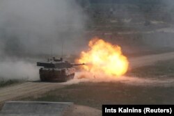 Британский боевой танк Challenger во время учебных стрельб на полигоне в Латвии. Июнь 2020 года