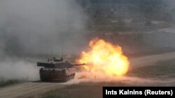 Un tanc Challenger al armatei britanice la un exercițiu tactic, Adazi, Estonia, 18 iunie 2020.