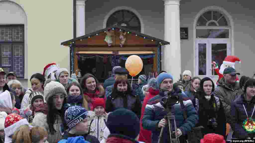 Учасники й просто перехожі стежать за дитячим конкурсом