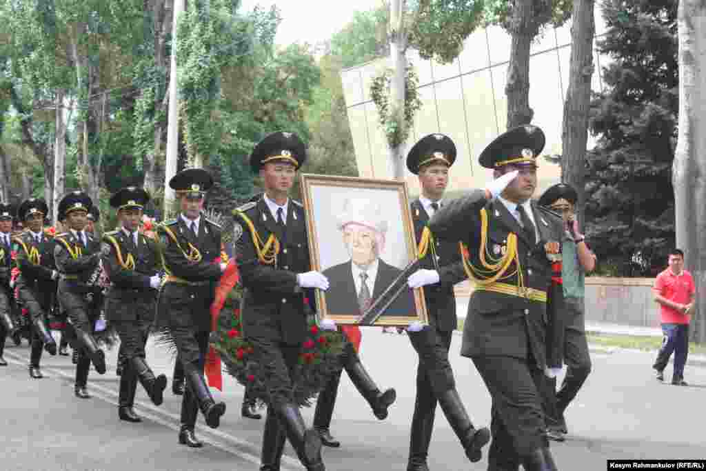 Во время церемонии прощания с писателем в г.Бишкек. 18.6.11. Тологон Касымбеков является автором исторических романов “Сломанный меч”, и др. В 2006 году ему присвоили звание Народного Героя Кыргызстана.