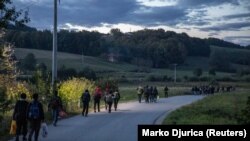 Мигранти одат кон границата со Босна и Хрватска во обид да ја преминат границата во близина на Велика Кладуша