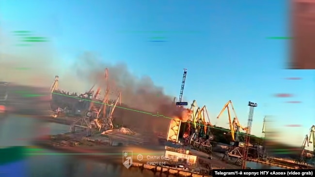 Атака БПЛА на морський порт в окупованому Маріуполі на кадрах відео 1-го корпусу НГУ «Азов»