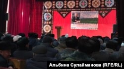 Сапар Исаков менен жолугушууга келген таластыктар.