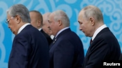 Президент России Владимир Путин (крайний справа) на саммите СНГ в Бишкеке. 13 октября 2023 года