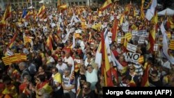 Одна из массовых демонстраций в Барселоне. Акция проходила под лозунгом "Каталония да, Испания тоже". 12 октября 2017 года. 