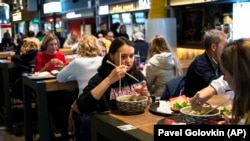 Despite the coronavirus, places like the Depo Food Mall in Moscow remain packed with customers. Experts point to a widespread distrust in official guidance as one factor for such behavior.