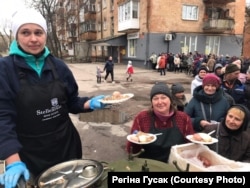 2022 рік. Волонтери роздають безкоштовні обіди