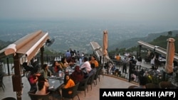 People flock to a restaurant on Margalla Hills in Islamabad on August 10 after the government announced it would be lifting most of the country's remaining coronavirus restrictions.
