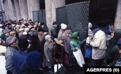 Români la coadă la făină. Fiind inestetice și expresia falimentului comunist, cozile fuseseră exilate în spate, la ușile de aprovizionare ale magazinelor. În plus, oamenii se și băteau uneori pe mâncare. Eventualele pagube ar fi dat multe bătăi de cap.