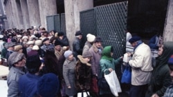 Țară în service | Coada SRL – marcă înregistrată a comunismul românesc