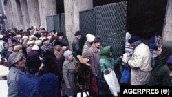 Când stai ore întregi la coadă pentru mâncare, după sau înainte de orele de muncă, nu rămâne timp pentru educația copiilor. Săptămâna de lucru avea șase zile, iar duminicile puteai fi chemat la „învățământ de partid”, „reciclare” sau alte îndeletniciri ideologice de tocat timp.