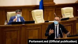 Majoritatea PAS în frunte cu președintele parlamentului, Igor Grosu (stânga), este hotărâtă să adopte o inițiativa legislativă privind securitatea informațională.