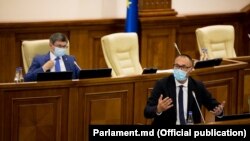 Ministrul Justiției, Sergiu Litvinenco, prezintă în Parlament modificările la legile procuraturii, în spate - președintele Parlamentului, Igor Grosu, Chișinău, 13 august 2021. 