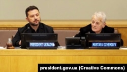 Президент України Володимир Зеленський та національний лідер кримських татар Мустафа Джемілєв на шостому саміті «Кримської платформи» у штаб-квартирі ООН у Нью-Йорку, 23 вересня 2026 року