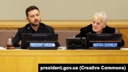 Президент України Володимир Зеленський та національний лідер кримських татар Мустафа Джемілєв на шостому саміті «Кримської платформи» у штаб-квартирі ООН у Нью-Йорку, 23 вересня 2026 року 