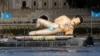 Статуя Бората на барже на реке Темза в Лондоне. 22 октября 2020 года.