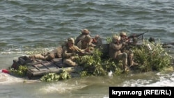 Українські військові разом з британськими десантниками форсували річку під час навчань «Об'єднані зусилля-2020»