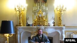 Аўтар за сталом, за якім Напалеон Банапарт падпісаў адрачэньне ад улады імпэратара Францыі