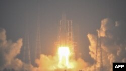 A Hosszú Menetelés–5 rakéta kilövése a kínai Hajnan tartományban 2024. május 3-án