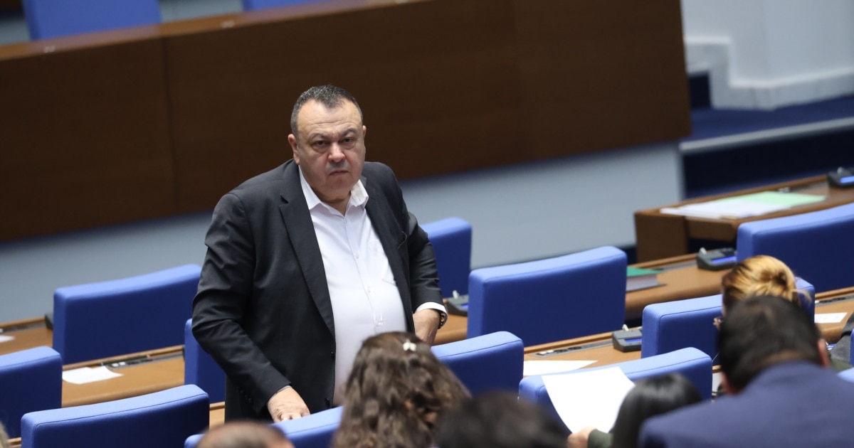 Двама младежи от сътрудниците на Продължаваме промяната (ПП) са били