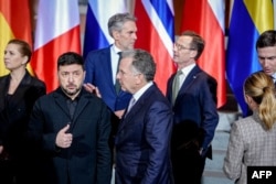 Владимир Зеленский беседует со Стивом Виткоффом, пока они позируют для совместной фотографии в Берлине, Германия, 15 декабря 2025 года.