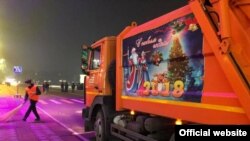 "Тазалыктын" кызматкерлери аянтта. (Сүрөт ишкананын соцтармактагы баракчасынан алынды).