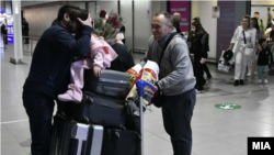 Патници од Дубаи пристигнуваат на скопскиот аеродром, 8 март 2026 година