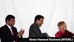 از چپ به راست، جارالله منصوری وزیر احیا و انکشاف دهات، حضرت عمر زاخیلوال وزیر مالیه و جوزیفن سرپرست موسسه بانک جهانی در کابل در جریان عقد قرارداد