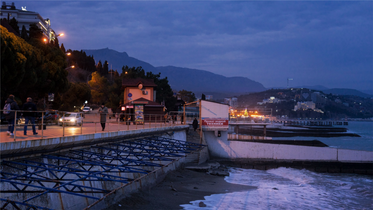 Набережные алушты крым. Алушта набережная. Алушта Крым 2021. Алушта новая набережная. Море Алушта набережная 2020.