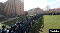 Полицейский кордон возле одного из корпусов здания правительства в Ереване (архив)