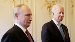 Президент России Владимир Путин (л) и президент США Джо Байден (п)