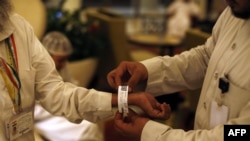 Влада Саудівської Аравії видає паломникам перед хаджем до Мекки електронний браслет, 8 вересня 2016 року