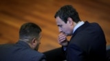 Kryeministri në detyrë i Kosovës, Albin Kurti, duke biseduar me një deputet të zgjedhur.
