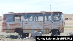 Остов старого автобуса. По словам местных жителей, до упразднения Чубартауского района в селе курсировали такие автобусы