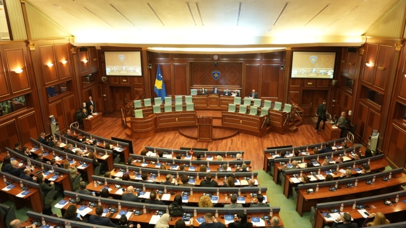 Shtyhet votimi i rezolutës për uljen e akcizës dhe heqjen e TVSH-së për  naftën