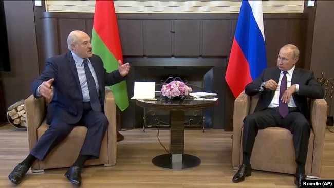 Президент Білорусі Олександр Лукашенко (ліворуч) і президент Росії Володимир Путін під час зустрічі в Сочі, 14 вересня 2020 року