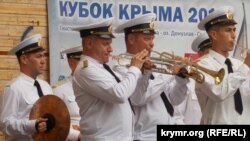 Оркестр Черноморского флота России играет на открытие регаты «Кубок Крыма-2019»