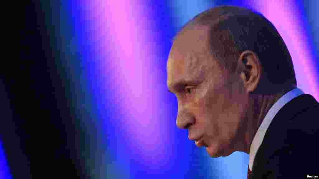 Președintele rus&nbsp;Putin vorbind la un forum economic în Berlin. (Reuter/Thomas Pete) 