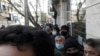 شماری از افغان‌های مقیم ایران در اعتراض به مسدود شدن حساب‌ بانکی خود در بانک صادرات، مقابل شعب این بانک تجمع کردند