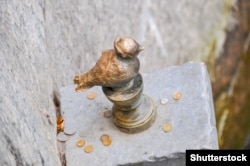 ჩიტის ნატურალური ზომის ქანდაკება არხის თავზე მოთავსებული, ცნობილი რუსული ფოლკლორული სიმღერის შინაარსის შესაბამისად