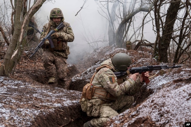 Ushtarët e Forcave të Armatosura të Ukrainës në front në rajonin e Donetsk